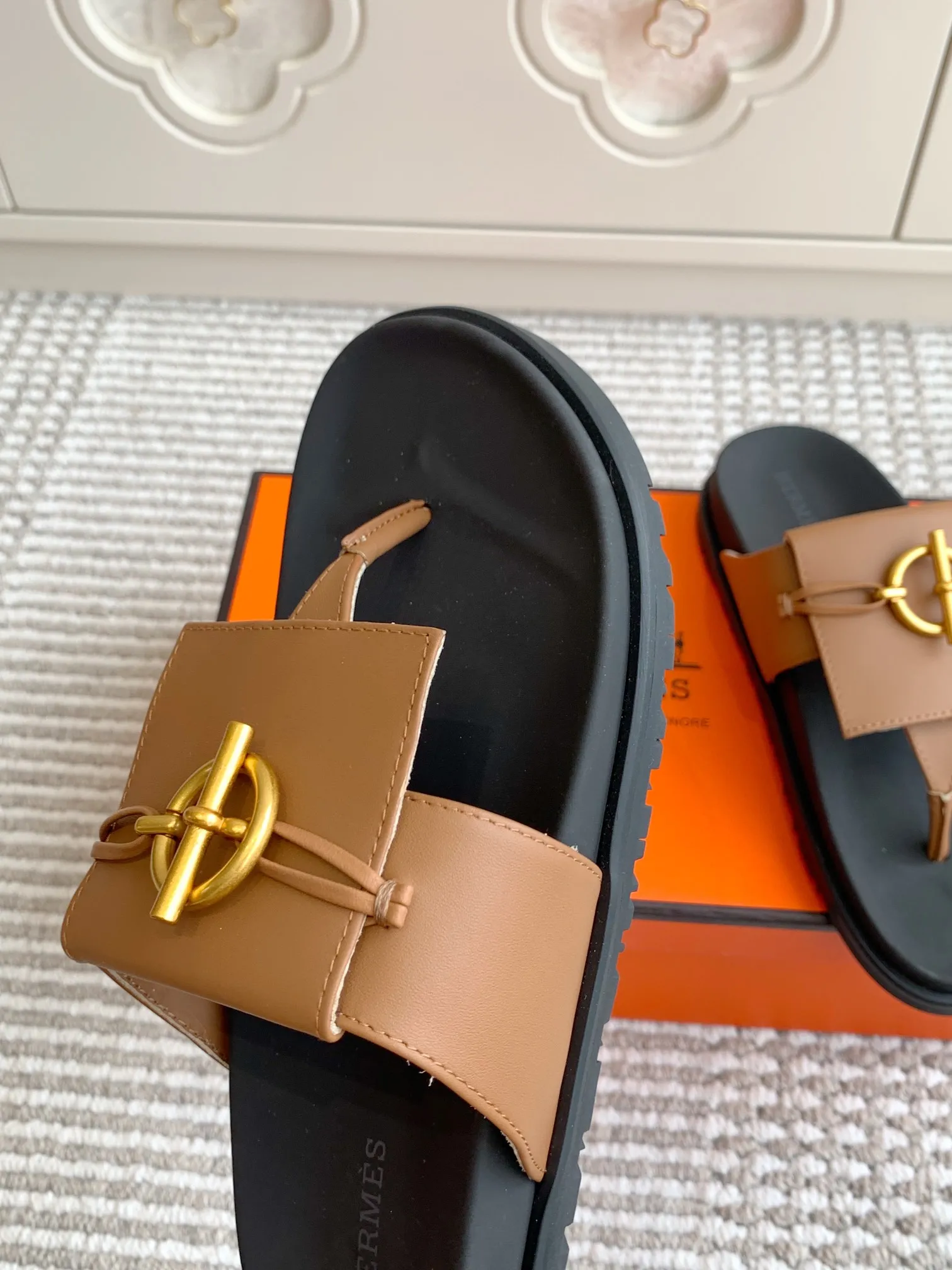 👟👟Ex-factory price 480👟👟 Hermes 〰️H chypre series Kelly buckle slippers Quality Upper: imported calfskin/palmprint cowhide/imported cowhide Foot pads imported silk cowhide, original molded outsole Female size: 35-42